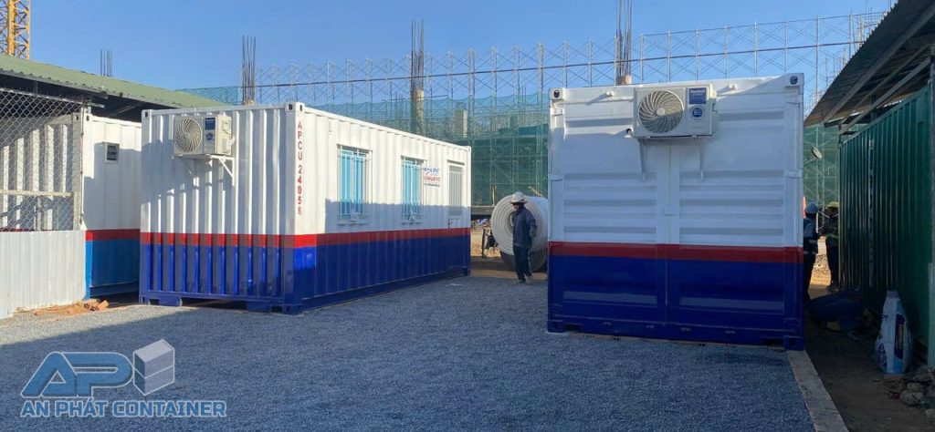Container văn phòng 20 feet tại công trường xây dựng.